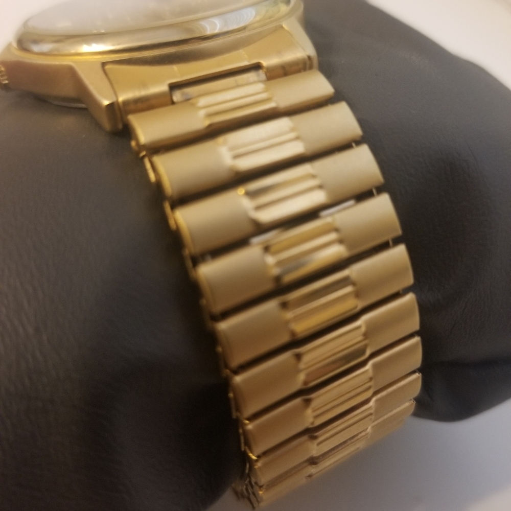 RARE! DISNEY Cast Member Retirement Watch - RARE! - Picture 5 of 7